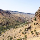 Drum panoramic prin canionul Vayots Dzor, printre peisaje stâncoase și aride, ce duce la Mănăstirea Noravank, oferind priveliști spectaculoase ale Armeniei autentice.