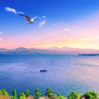 Lacul Sevan, unul dintre cele mai mari lacuri alpine din lume, impresionează prin ape cristaline și priveliști spectaculoase, înconjurat de munți în inima Armeniei.