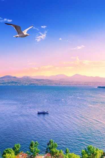 Lacul Sevan, unul dintre cele mai mari lacuri alpine din lume, impresionează prin ape cristaline și priveliști spectaculoase, înconjurat de munți în inima Armeniei.