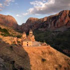 Noravank, una dintre cele mai spectaculoase mănăstiri din Armenia: complex din secolul XIII cu biserici unice, situat într-un canion spectaculos, cu peisaje naturale uimitoare.