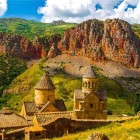 Mănăstirea Noravank, Armenia: între munți roșii și coline verzi, acest complex medieval din canionul Vayots Dzor oferă priveliști spectaculoase și un farmec unic.