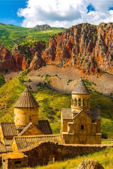 Mănăstirea Noravank, Armenia: între munți roșii și coline verzi, acest complex medieval din canionul Vayots Dzor oferă priveliști spectaculoase și un farmec unic.