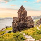 Mănăstirea Sevanavank pe Lacul Sevan, Armenia: bisericile Surp Arakelots și Surp Astvatsatsin pe o colină panoramică, între ape cristaline și peisaje spectaculoase.