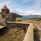 Mănăstirea Sevanavank pe Lacul Sevan, Armenia: bisericile Surp Arakelots și Surp Astvatsatsin pe o colină panoramică, între ape cristaline și peisaje spectaculoase.