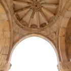 Arcuri elegante din piatră susțin o cupolă centrală rafinată cu motive radiale. Arhitectura georgiană exprimă armonie, soliditate și decorațiuni bogat sculptate.