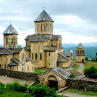 Catedrala Bagrati, sau a Adormirii Maicii Domnului, domină Kutaisi de sus, simbol istoric al Georgiei și capodoperă a arhitecturii medievale.