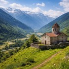 Biserica Lenjeri, situată între munți și văi în Svaneti. Un loc autentic unde natura neatinsă, liniștea și tradiția creează o atmosferă unică.