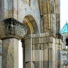 Detalii ale fațadei Catedralei Bagrati din Kutaisi, capodoperă din secolul XI. Elemente sculptate evidențiază măreția arhitecturii medievale georgiene.