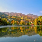 Lacul Parz, situat în pădurile din Dilijan, este o oază de liniște la 1.900 m. Ideal pentru drumeții și relaxare, oferă natură neatinsă și o atmosferă fermecătoare.
