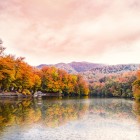 Culori spectaculoase de toamnă ale Lacului Parz, un mic lac montan lângă Dilijan, în Parcul Național Dilijan (Tavush). O oază naturală între păduri și liniște.
