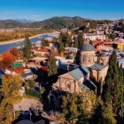 Kutaisi, unul dintre cele mai vechi orașe din Georgia, impresionează prin Biserica Buna Vestire și râul Rioni. Un mix autentic de istorie, cultură și peisaje pitorești.
