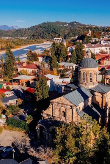 Kutaisi, unul dintre cele mai vechi orașe din Georgia, impresionează prin Biserica Buna Vestire și râul Rioni. Un mix autentic de istorie, cultură și peisaje pitorești.