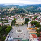 Kutaisi, unul dintre cele mai importante orașe din Georgia, este al treilea ca mărime și inima regiunii Imereti. Situat la aproximativ 221 km de Tbilisi, impresionează prin istorie, cultură și atmosferă vibrantă.