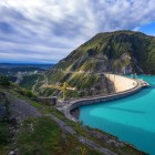 Barajul centralei hidroelectrice Enguri și lacul de acumulare Jvari pe râul Inguri, în Svaneti Superioară. Un peisaj spectaculos între munți, natură și inginerie.