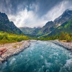 Râu impetuos printre munții din Svaneti Superioară, în Georgia. Un peisaj sălbatic și spectaculos, între vârfuri, păduri și natură neatinsă a Caucazului.