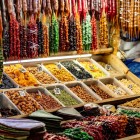 Tarabă tradițională din piața din Kutaisi cu fructe uscate și churchkhela colorată. Gusturi autentice georgiene, evidențiate de lumină caldă și atmosferă vibrantă.