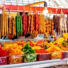 Churchkhela și chiri, dulciuri tradiționale georgiene, la Green Bazaar din Kutaisi. Arome autentice din must de struguri, nuci și fructe uscate.