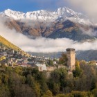 Priveliște de la Pasul Zekari spre Mestia, cu turnurile svane tipice ce apar printre case și verdeață, într-un peisaj amplu și autentic.
