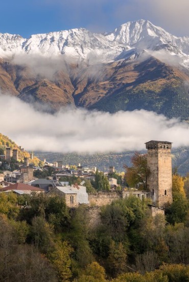 Mestia, în inima Svaneti, impresionează prin turnuri medievale, peisaje alpine și tradiții vechi. O destinație unică între cultură, natură și priveliști spectaculoase.