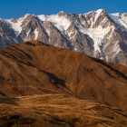 Muntele Shkhara, cel mai înalt din Georgia cu 5.086 metri, domină Svaneti cu ghețari impunători și peisaje alpine spectaculoase.