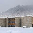 Muzeul din Mestia, în Svaneti, exemplu de arhitectură modernă între munți înzăpeziți. Un loc cultural unic între design contemporan și peisaje alpine.