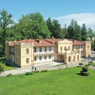 Palatul familiei Dadiani, vechi nobili ai regiunii, situat într-un parc elegant. Găzduiește Muzeul Istoric-Etnografic, bogat în istorie și cultură georgiană.