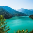 Panoramă asupra râului Enguri și lacului Jvari din Svaneti Superioară, cu ape turcoaz și munți verzi. Un peisaj natural spectaculos în inima Georgiei.