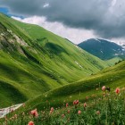 Peisaj montan din Svaneti, Georgia, cu dealuri verzi și vârfuri impunătoare. Natură neatinsă și priveliști spectaculoase într-una dintre cele mai frumoase regiuni din Caucaz.