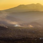 Sedakhlo, cel mai mare sat din Georgia, se află aproape de granița cu Armenia. Un peisaj spectaculos cu munți, lumină aurie și atmosferă autentică.
