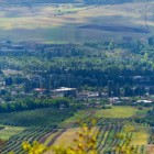 Sedakhlo, cel mai mare sat din Georgia, se întinde printre câmpuri cultivate și dealuri line lângă granița cu Armenia, oferind peisaje rurale autentice și pitorești.