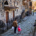 O străduță medievală tipică din Dilijan, un oraș armean cu aproximativ 15.700 de locuitori din provincia Tavush, înconjurat de păduri și numit „Mica Elveție”.