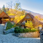Stradă pitorească din piatră în inima Dilijanului, între case din lemn și natură de toamnă. Un colț autentic al Armeniei, cu atmosferă relaxantă și peisaje montane.
