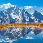 Lac alpin lângă Mestia, cu reflexii ale vârfurilor Caucazului. Un peisaj spectaculos cu ape cristaline, munți impunători și natură neatinsă.