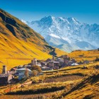 Ushguli, sat de mare altitudine la poalele muntelui Shkhara, în defileul Enguri. Un peisaj unic cu turnuri medievale și priveliști spectaculoase din Caucaz.