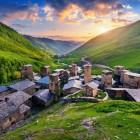 Ushguli, unul dintre cele mai înalte sate din Europa, impresionează prin turnuri medievale și peisaje alpine. Un loc unic în Svaneti, între istorie și natură.