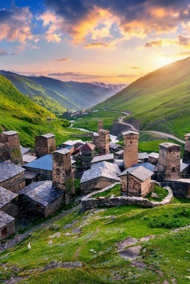 Ushguli, unul dintre cele mai înalte sate din Europa, impresionează prin turnuri medievale și peisaje alpine. Un loc unic în Svaneti, între istorie și natură.