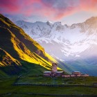 Vedere de seară a bisericii Lamaria din Ushguli, la poalele muntelui Shkhara. Un peisaj unic în Caucaz, între natură, istorie și atmosferă fascinantă.