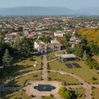 Vedere aeriană a Palatului Dadiani din Zugdidi, înconjurat de un parc elegant. Un loc istoric fascinant în Georgia, între artă, cultură și natură.