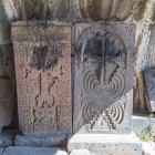 Cruci sculptate antice din complexul monastic Akhtala din Armenia reflectă profunda spiritualitate medievală, evidențiată prin detalii rafinate în piatră.