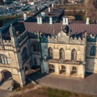 Palatul Dadiani din Zugdidi, o elegantă clădire istorică în stil neogotic, astăzi muzeu de stat într-un parc, simbol al trecutului nobil al Georgiei de vest.