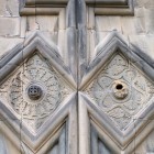 Detalii sculptate ale fațadei Mănăstirii Akhtala din Armenia, cu motive decorative rafinate în piatră ce evidențiază arta medievală caucaziană.