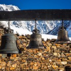 Construit în secolul al X-lea în Zhibiani, Ushguli, mănăstirea se ridică între ziduri fortificate la marginea satului, dominând peisajul cu Muntele Shkhara în fundal.