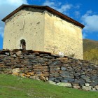 Intrarea pe latura vestică, cu o capelă spre sud-vest, biserica din piatră se remarcă prin arce solide susținute de coloane ce pornesc din pardoseală.