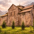 Mănăstirea Akhtala din Armenia, situată între munți și natură, impresionează prin arhitectura sa medievală din piatră și atmosfera plină de istorie și spiritualitate.