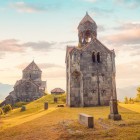 Mănăstirea Haghpat prezintă arhitectură medievală armeană din piatră, cu volume compacte, cupole conice și acoperișuri în două ape, decorate cu cruci sculptate și motive geometrice.