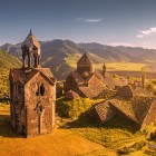 Mănăstirea Haghpat, sit UNESCO, impresionează prin arhitectura din piatră, atmosfera sacră și istoria sa milenară, simbol al patrimoniului monastic medieval armean.