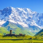 Printre comorile din Ushguli se remarcă Mănăstirea Lamaria, un loc sacru venerat de localnici, un vechi complex monahal legat de tradiții seculare și o atmosferă mistică.