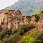 Mănăstirea-fortăreață Akhtala din Armenia este un complex medieval fascinant, situat între munți și ziduri defensive, într-un peisaj natural spectaculos și plin de istorie.
