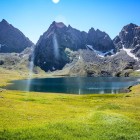 Spectaculosul lac Tobavarchkhili din munții Samegrelo, înconjurat de natură luxuriantă și peisaje alpine, oferă priveliști de vară uimitoare în Georgia.