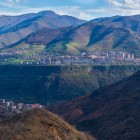 Vedere panoramică asupra orașului Alaverdi, Armenia, situat între defilee adânci și munți, cu orașul întinzându-se de-a lungul râului într-un peisaj spectaculos.